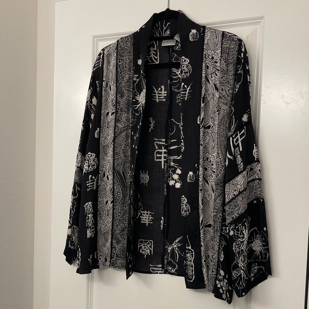 Chico's Black and White Artistic Silk blend kimono jct